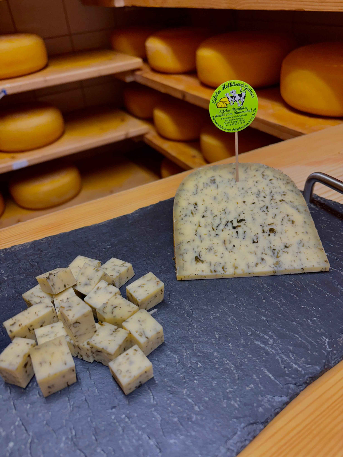 120 Eifeler Bergkäse mit Bärlauch ca. 300gr.