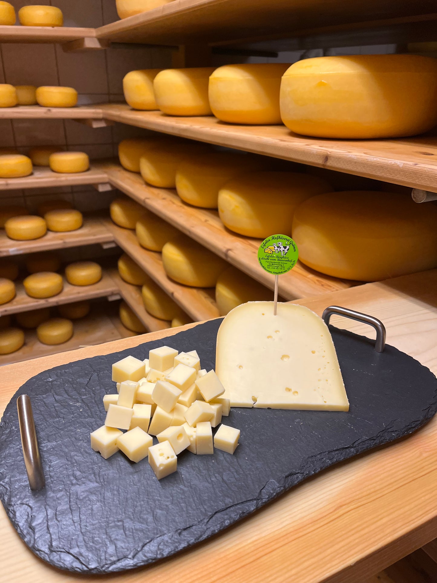 012 Eifeler Bergkäse Natur Jung ca. 300 gr.
