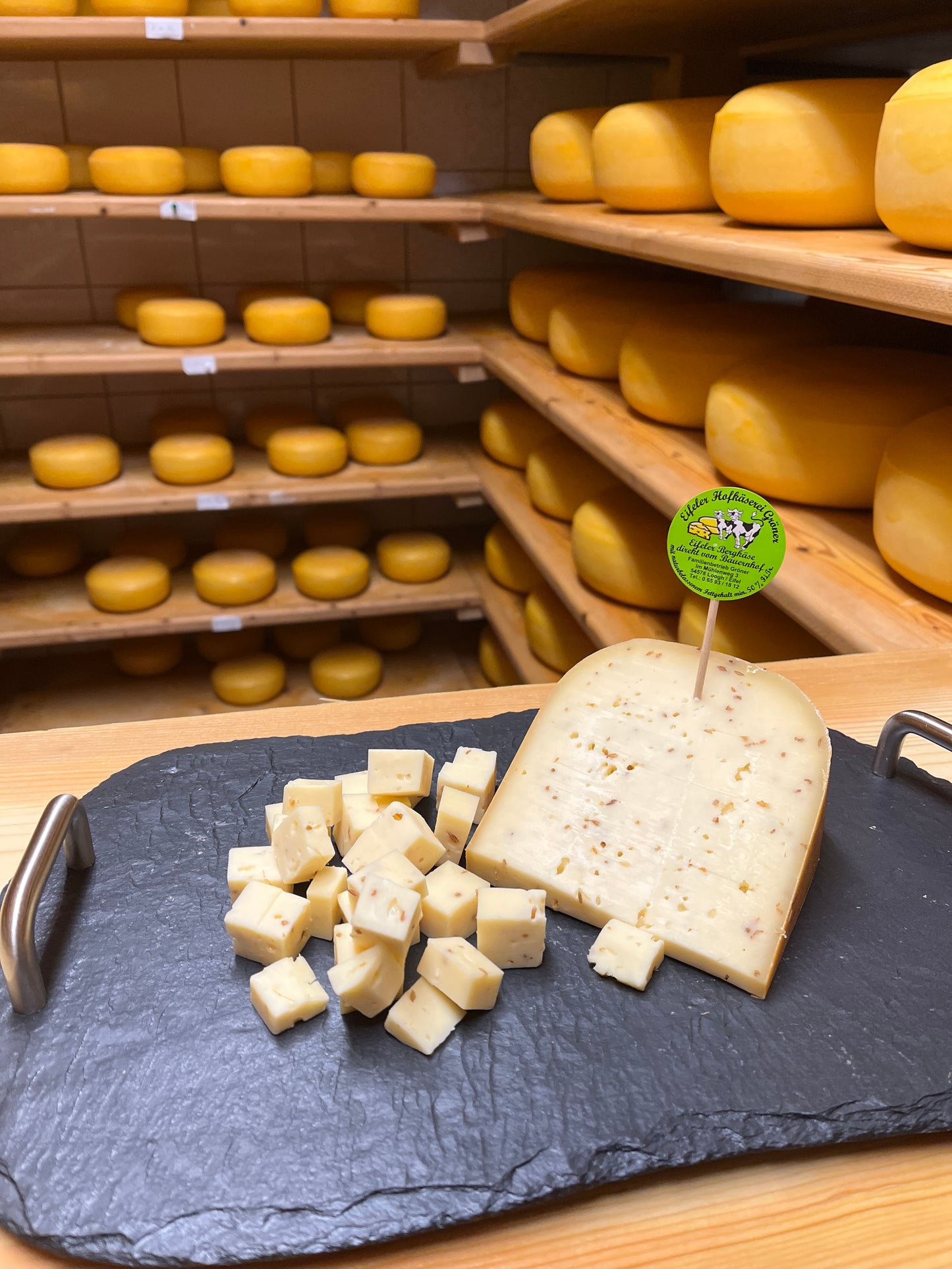 064 Eifeler Bergkäse mit Kreuzkümmel ca. 300 gr.