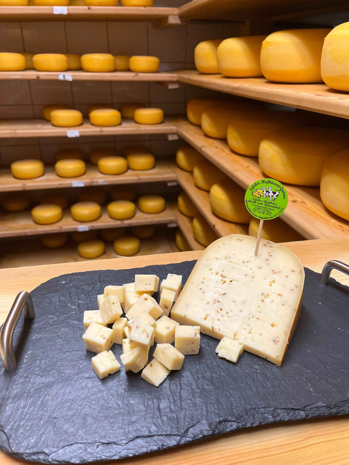 064 Eifeler Bergkäse mit Kreuzkümmel ca. 300 gr.