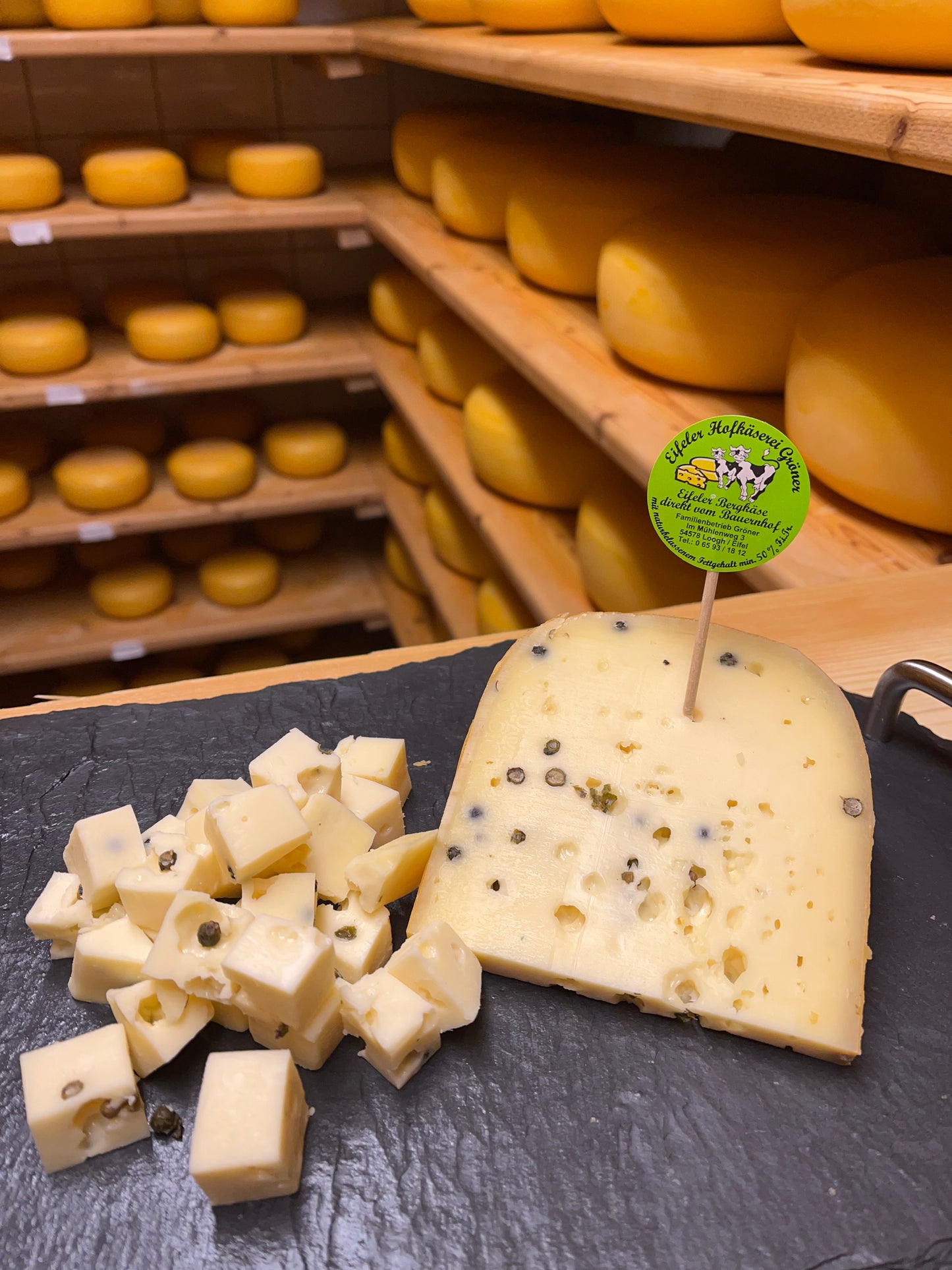074 Eifeler Bergkäse mit grünem Pfeffer ca. 300 gr.