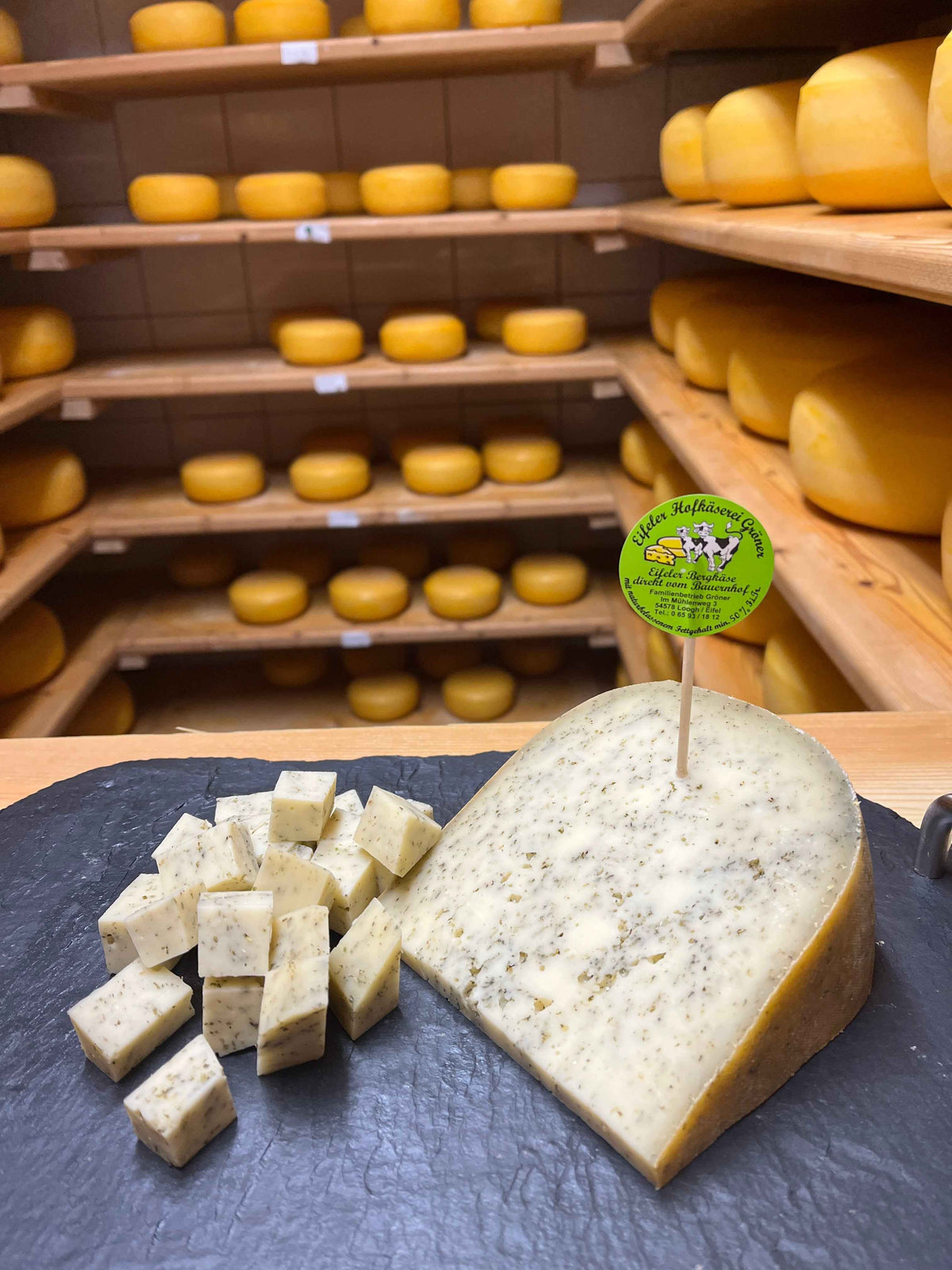 044 Eifeler Bergkäse mit Gartenkräuter ca. 300 gr.