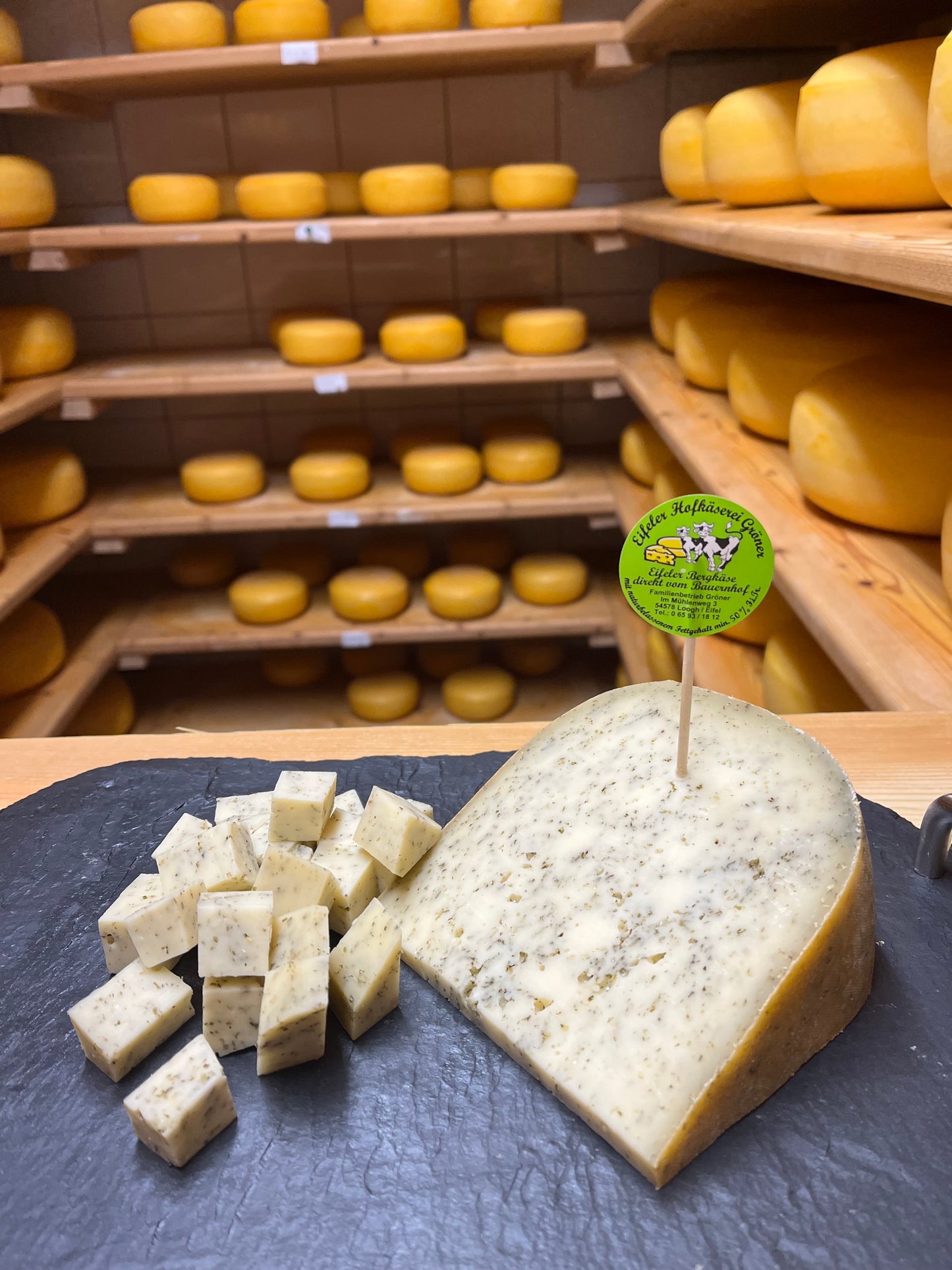 054 Eifeler Bergkäse mit Brennnessel ca. 300 gr.