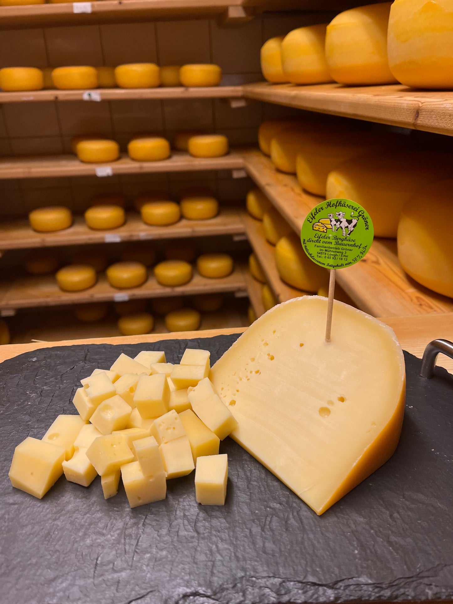 025 Eifeler Bergkäse Natur Alt ca. 260 gr.