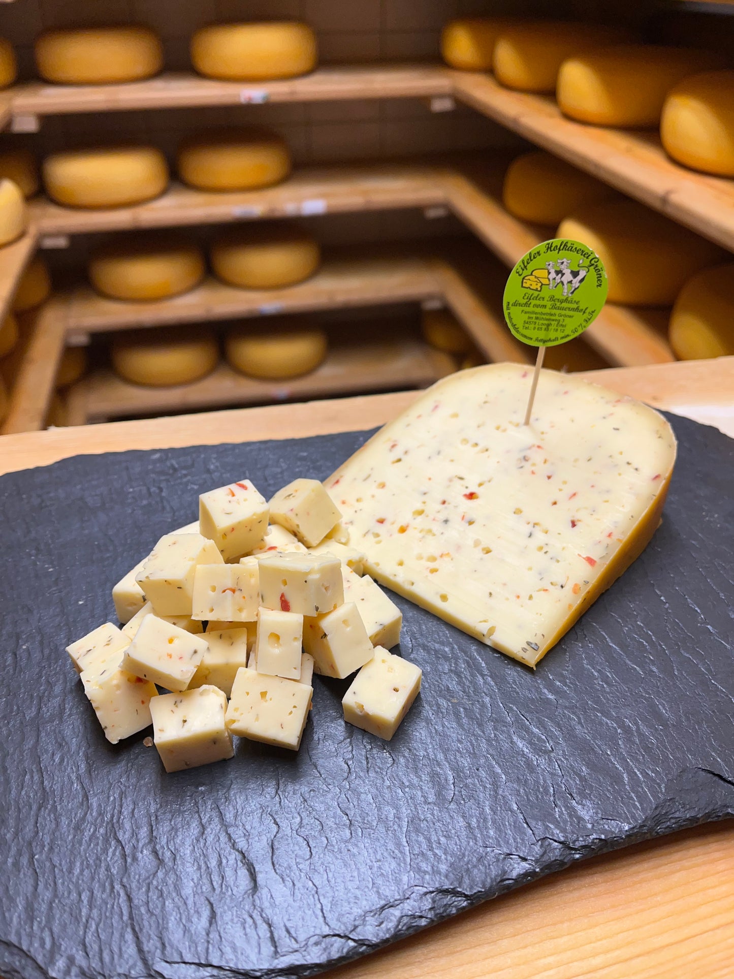 114 Eifeler Bergkäse mit Tomate/Oregano ca. 300 gr.