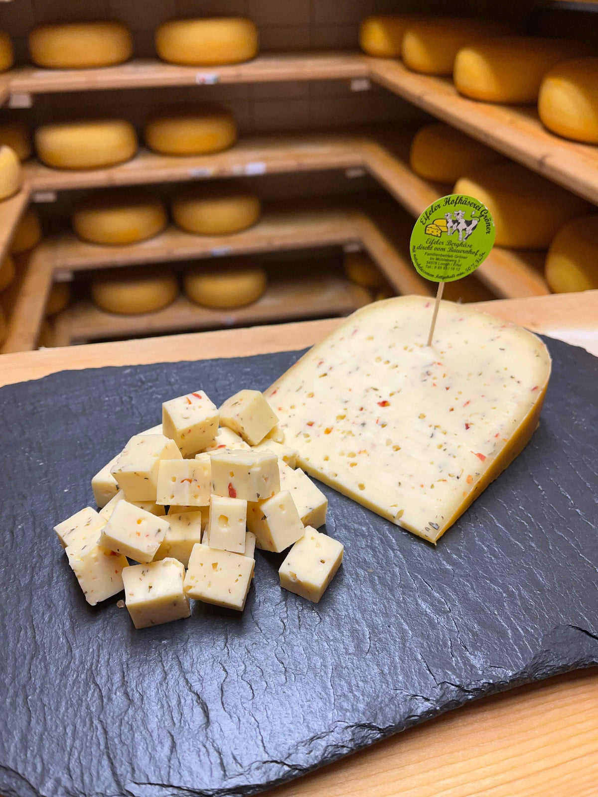 114 Eifeler Bergkäse mit Tomate/Oregano ca. 300 gr.